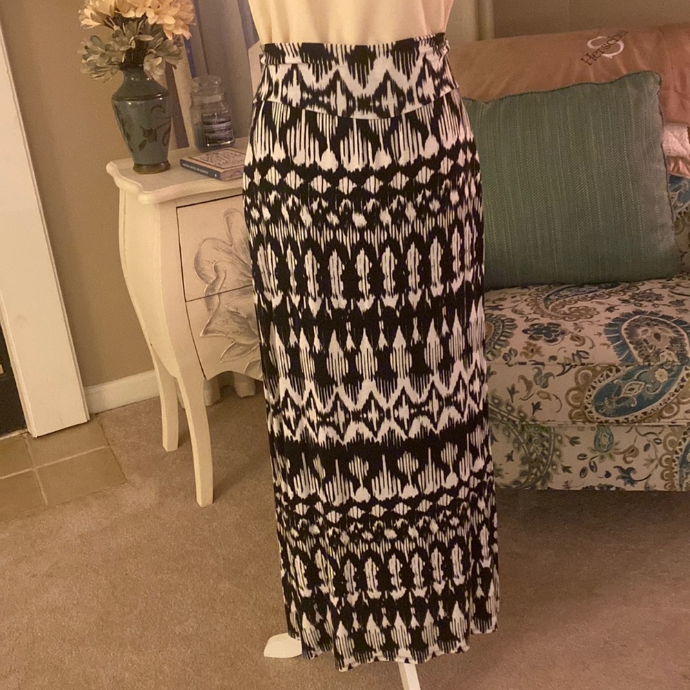 I.N. STUDIO Maxi skirt. XL. Black and White